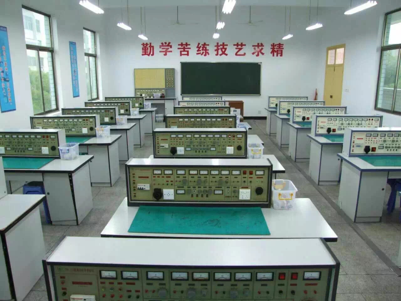 
湖南省水利水电建设工程学校实训室
