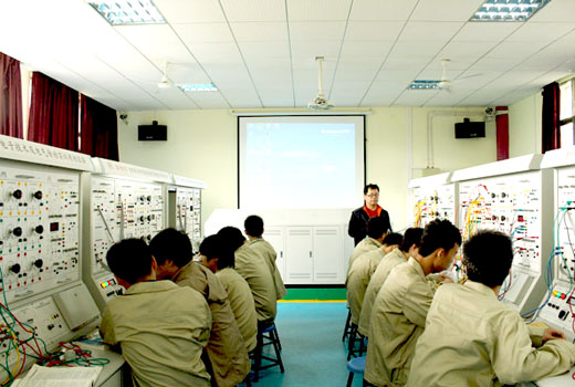 
湘潭技师学院一体化教室