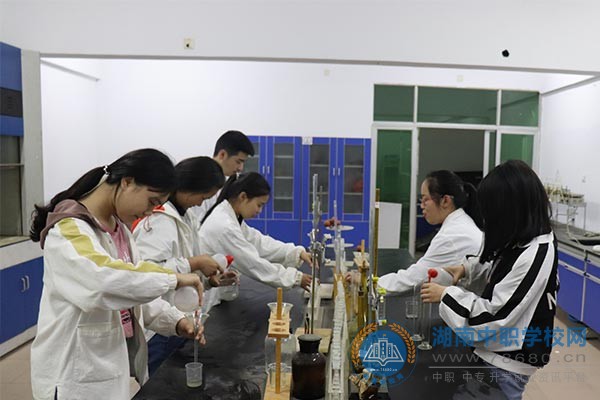 
岳阳市新青年职业技术学校化学实验室