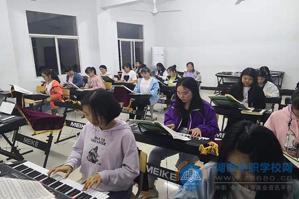 岳阳市新青年职业技术学校琴房