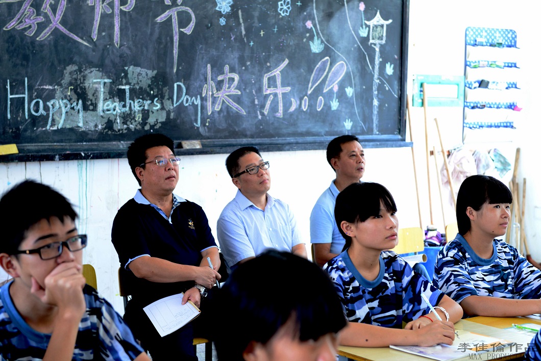张亦贤局长教师节到我校慰问看望教师