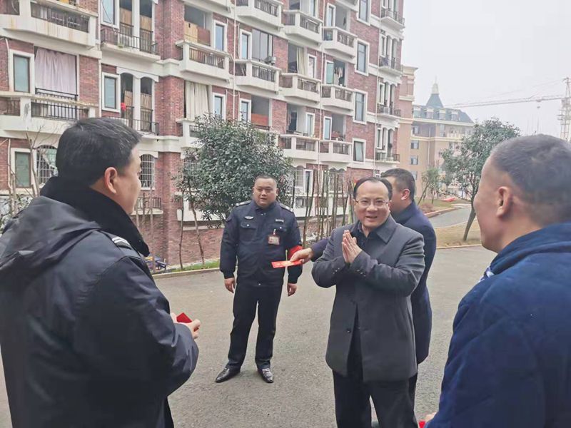 湖南电子科技职业学院领导慰问春节期间值班工作人员