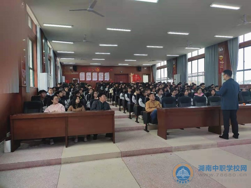 
汉寿县职业中等专业学校“互联网+家长学校”专题讲座